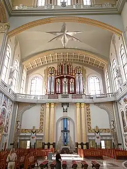 Autel et grand crucifix dans l'aile latérale ouest.