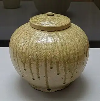 Jarre à couvercle. Grès de Sanage (Nagoya), à glaçure de cendre. 10e s. Musée national de Tokyo.