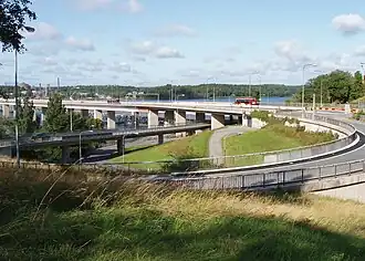 Rampe Lidingöbrodans la direction du nord de Lidingö.