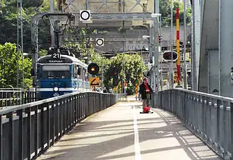 Un tramway du type A30/B30 passe sur le vieux pont de Lidingö en 2005.