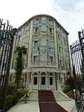 L'entrée de l'hôtel.