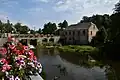 L'ancien moulin et barrage sur l' Helpe Majeure.