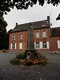 La mairie et le monument aux morts.