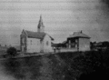 L'église et la cure (actuelle mairie) au début du XXe&nbsp;siècle.