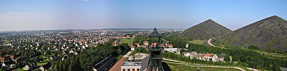 Vue de Liévin (à gauche) prise en 2005 depuis le site Écopôle  Fosse 11/19 de Loos-en-Gohelle (à droite).