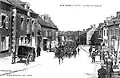 Liffré ; militaires dans la rue de Fougères au début du XXe&nbsp;siècle (carte postale).