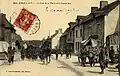 Liffré ː soldats dans la Grande Rue au début du XXe&nbsp;siècle (carte postale).