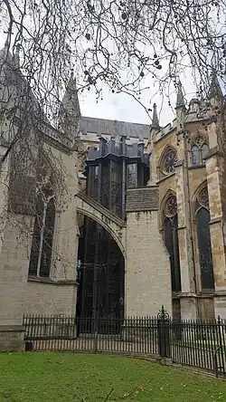 La tour Weston, nichée derrière un arc-boutant.