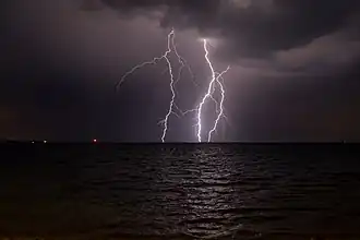 La foudre, spectaculaire manifestation électrique naturelle.
