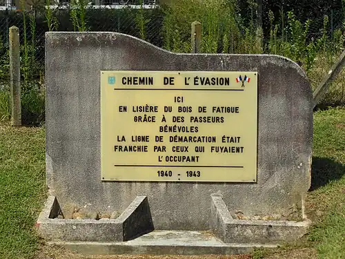 Mémorial du « chemin de l'évasion » entre l'ancienne scierie Temboury (zone occupée) et le bois de fatigue (zone libre).