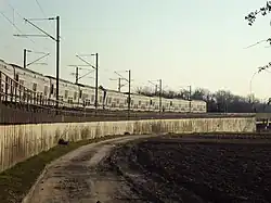 Train dans la rampe d'accès au viaduc.