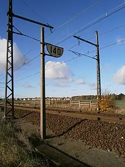 Le panneau de limitation de vitesse 140&nbsp;km/h, à Gazeran.