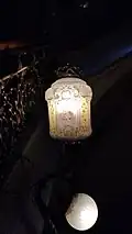 Cache ampoule décoré dans la cage d'escalier