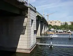 Côté est du pont.