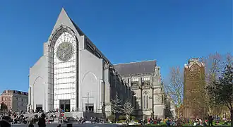 Photographie en couleurs de la vue sud ouest de la cathédrale avec à droite son campanile.