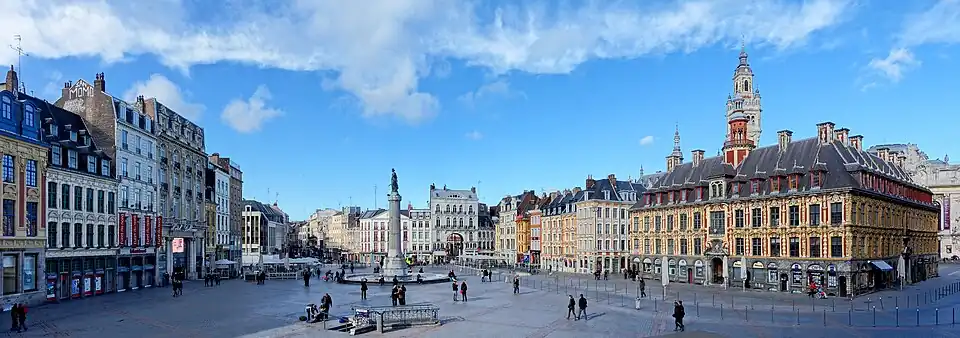 Photo panoramique de la place.