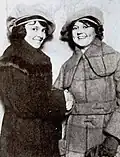 L'actrice Lillian Walker&nbsp;(en) et Hazel Bye portent le tammy (1921)