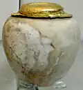 Vase avec un couvercle de feuilles d'or - British Museum, Londres (EA 35548).