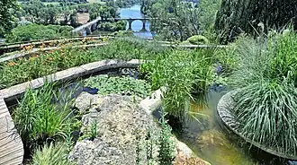 Le jardin d'eau dominant le confluent.