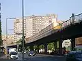 Le viaduc du métro aérien et les logements sociaux en arrière-plan (en 2006)
