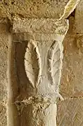 Église Saint-Hilaire, chapiteau à feuille de châtaignier.