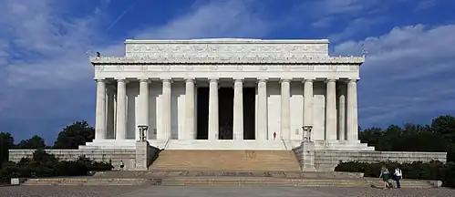 Vue de la façade est du mémorial.