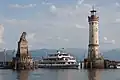 Entrée du port avec le phare et la statue du Lion