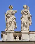Les statues de l'agriculture et du commerce, réalisées par Philipp Perron, sur le pignon (architecture) de la façade sud du chateau.