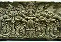 Vishnou chevauchant Garuda entre deux têtes monstrueuses. Linteau. Prasat Kok Po A, Angkor. Style de Preah Ko, fin du IXe siècle, grès