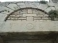 Linteau de la première porte de la paroi septentrionale.