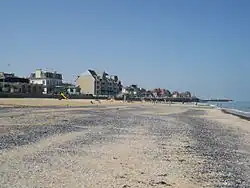 La digue vue de la plage.