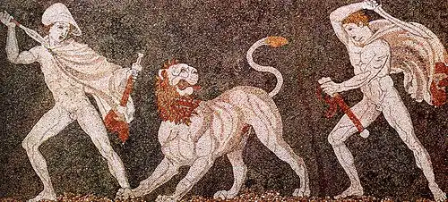 Alexandre le Grand (à gauche) chassant un lion asiatique avec Cratère, détail d'une mosaïque de la fin du IVe&nbsp;siècle, musée archéologique de Pella.