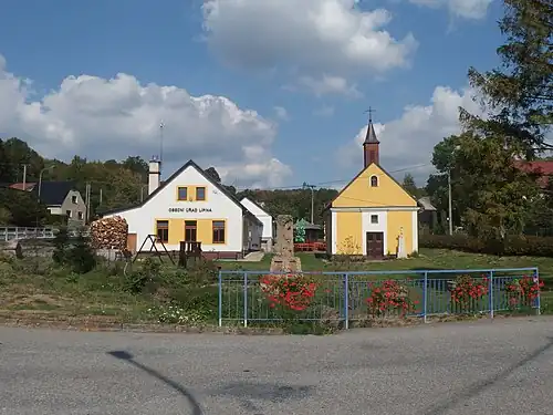 Mairie et chapelle.