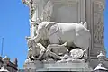 Côté gauche : figure allégorique de la renommée.