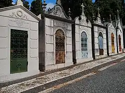 Rangée de mausolées.