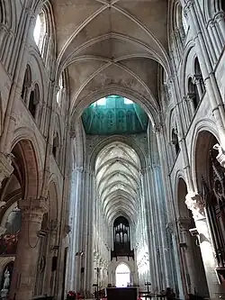 La Nef avec le chœur au fond.