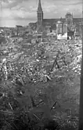 Photographie du centre ville de Lisieux après un bombardement