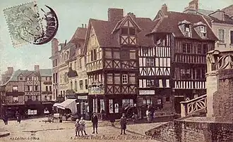 Vieilles maisons à colombages de la place du Marché-au-Beurre au début du XXe&nbsp;siècle.