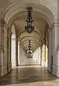 Sous les arcades de la place, au nord du côté gauche. Janvier 2022.