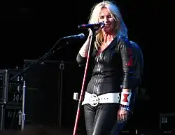 Description de l'image Lita_Ford_at_Jones_Beach_2012_07.jpg.