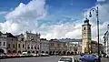 Place principale et beffroi.