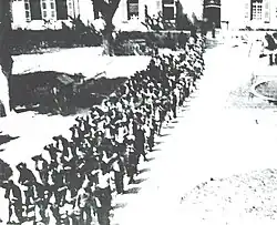 Unique photo, prise par un gardien, de la livraison aux nazis des 1200 résistants et patriotes emprisonnés dans la centrale d'Eysses.
