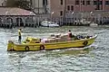 Livraison DHL par bateau à Venise.