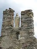 La façade avec une statue