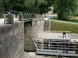 Écluse et pont sur le canal du Loing.
