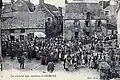Locminé : le marché aux cochons de la rue Neuve vers 1925 (carte postale Eon).