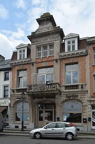 Façade du café de la Ruche Verrière, bâtie en 1926.