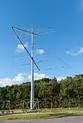 Antenne logarithmique à ondes courtes en dehors de l'ancienne station de radio de Varberg, en Suède