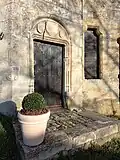 Porte d'entrée de la tour avec écus.