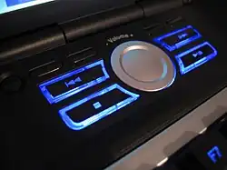 Boutons rétro-éclairés sur un clavier d'ordinateur multimédia.